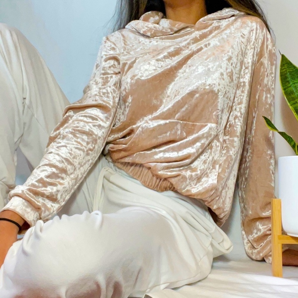 Women’s GUESS shimmering silvery pink crushed velvet hooded sweater, L